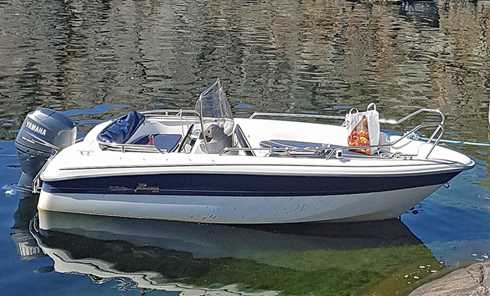 Yamarin 46 SC med 50 Hk Yamaha ståendes på trailer stulen i Vagnhärad norr om Trosa